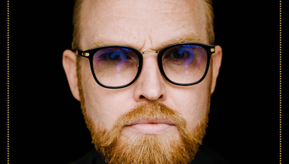 Portræt af Jan Hellesøe på sort baggrund